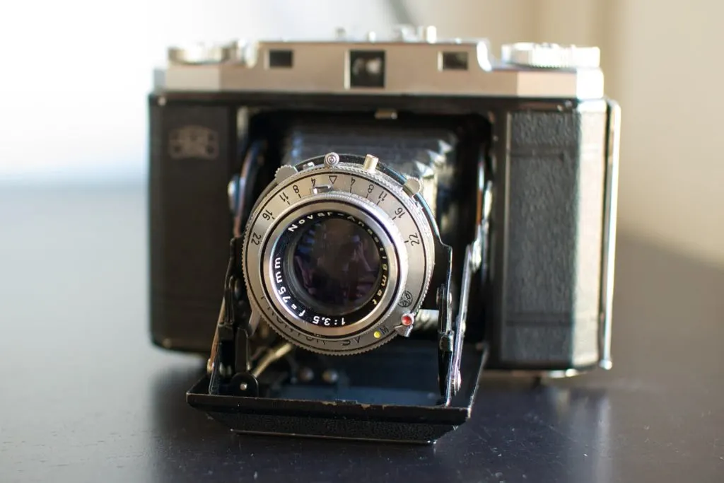 Appareil folding Zeiss Ikon ouvert, objectif sorti sur son soufflet noir