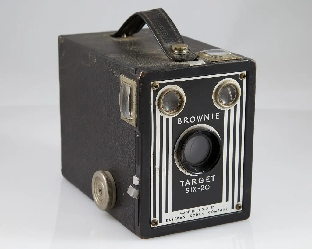 Appareil photo box Kodak Brownie Target Six-20 gainé de noir avec façade métallique à rayures