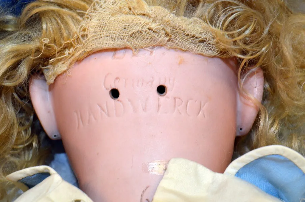 Arrière d'une tête de poupée en biscuit rose gravée Germany et Handwerck, avec deux trous et perruque relevée