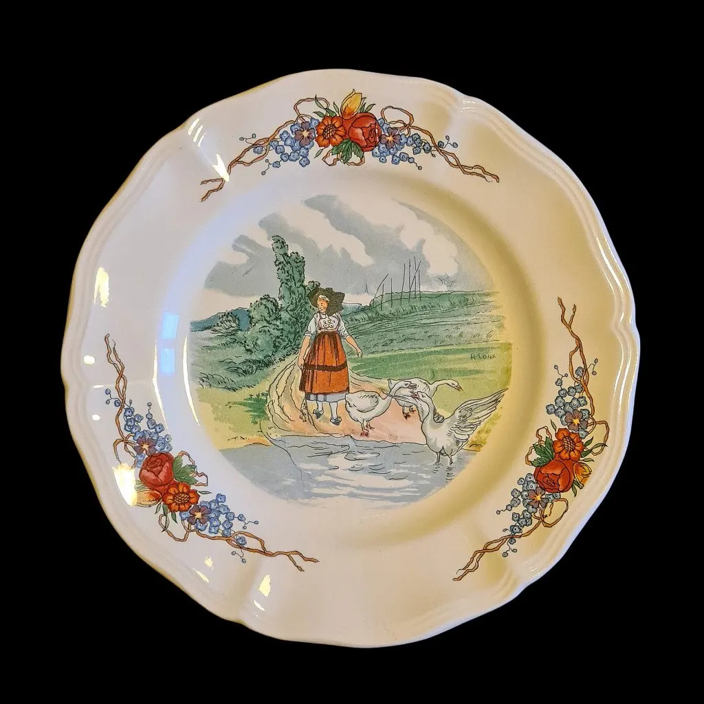 Assiette à dessert à bord chantourné décorée d'une jeune Alsacienne gardant des oies