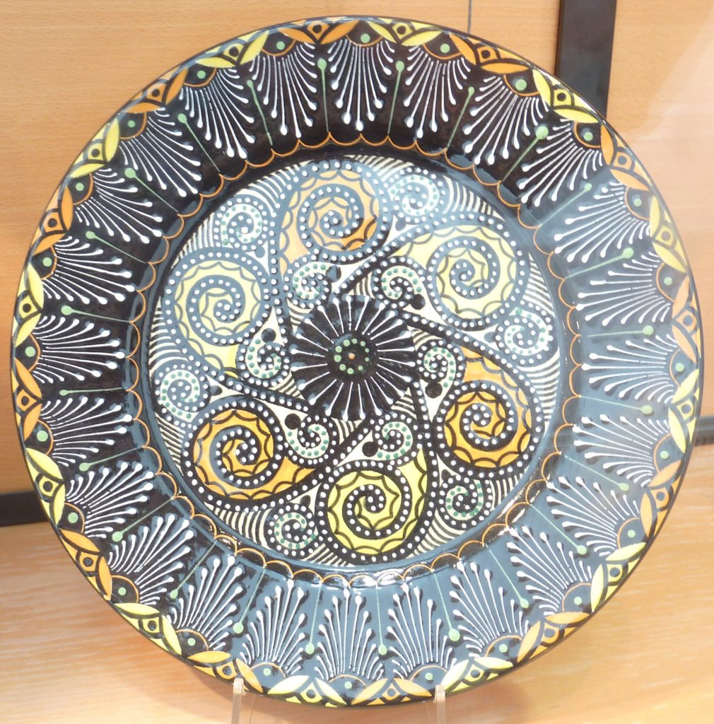 Assiette en faïence de Quimper à décor broderie inspiré des costumes bigoudens