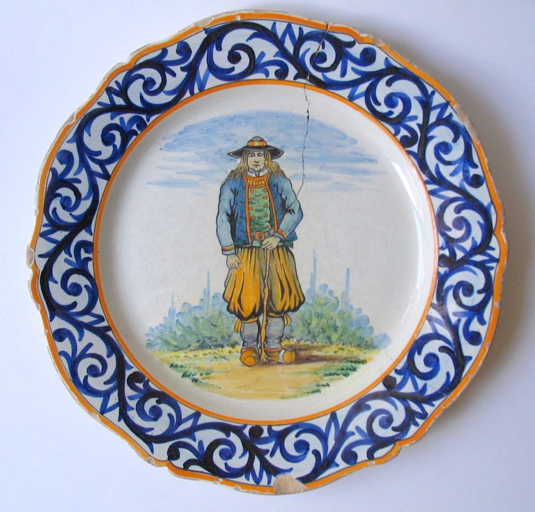 Assiette en faïence de Quimper au décor du Petit Breton, signée Henriot