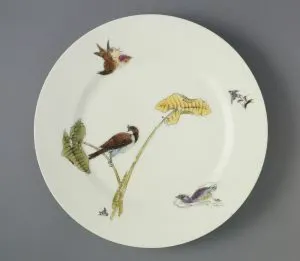 Assiette plate en porcelaine blanche décorée d'oiseaux et de feuillages, service Fleurs et oiseaux japonais