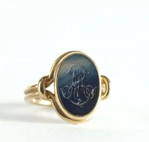 Bague-cachet ancienne en or jaune sertie d'une agate gravée d'un monogramme