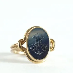 Bague-cachet ancienne en or jaune sertie d'une agate gravée d'un monogramme