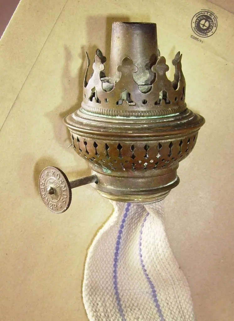 Bec Kosmos en laiton avec galerie ajourée, molette de réglage et mèche plate en coton