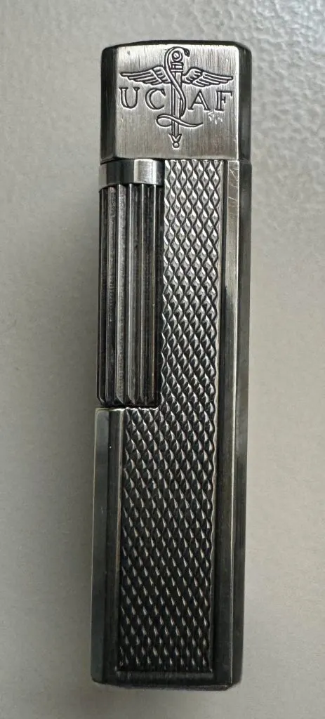 Briquet S.T. Dupont D57 argenté à décor guilloché, capot gravé du logo UCLAF