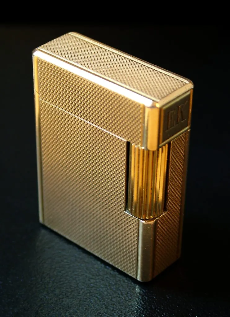 Briquet S.T. Dupont doré à décor guilloché en pointes de diamant, capot fermé