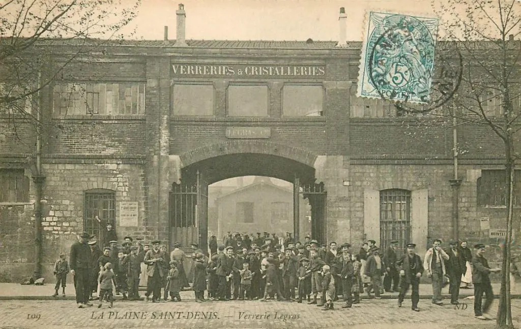 Carte postale ancienne : ouvriers rassemblés devant le portail des Verreries et Cristalleries à La Plaine Saint-Denis