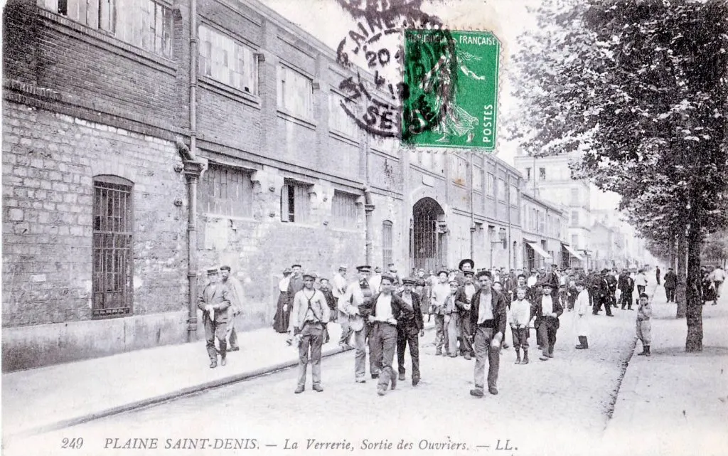 Carte postale ancienne : sortie des ouvriers devant les bâtiments de la verrerie de La Plaine Saint-Denis