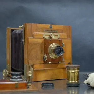 Chambre photographique de voyage en bois avec soufflet, objectif en laiton et accessoires