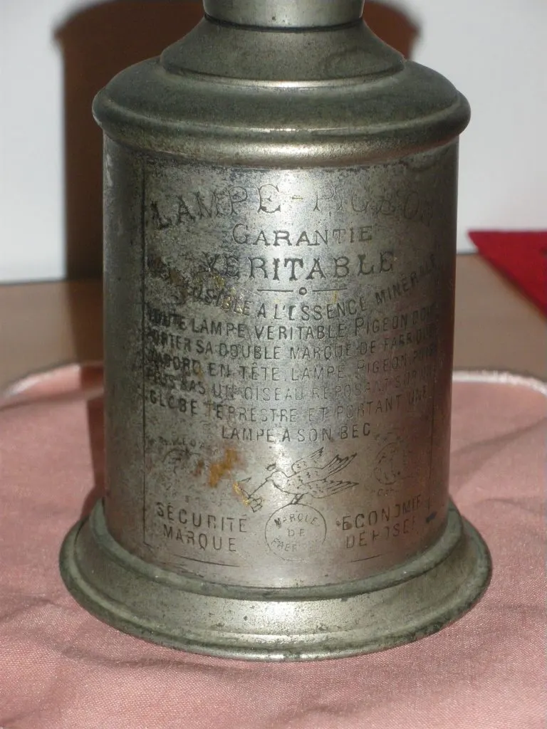 Corps de lampe Pigeon portant en relief Garantie véritable, texte de garantie et écussons Sécurité et Économie