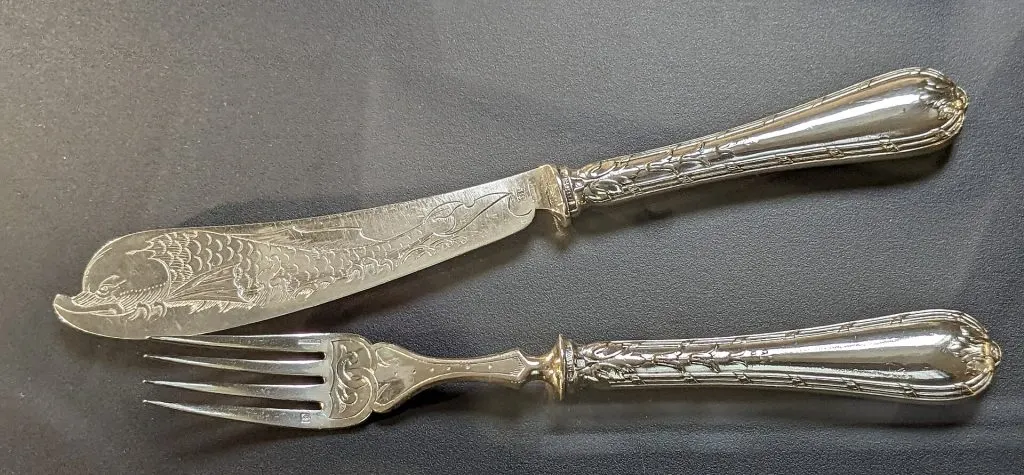 Couteau et fourchette à poisson Christofle en métal argenté, modèle Louis XVI filets rubans de 1903