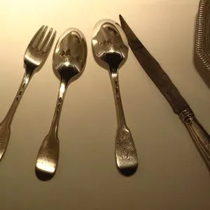 Couverts de mariage anciens en argent (fourchette, cuillères, couteau) exposés au Musée de Bretagne à Rennes