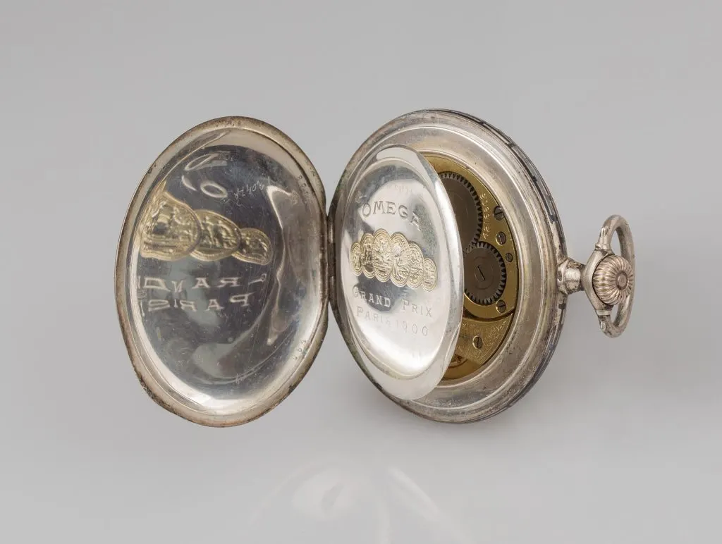 Cuvette ouverte d'une montre de poche Omega gravée Omega Grand Prix Paris 1900 avec des médailles en relief