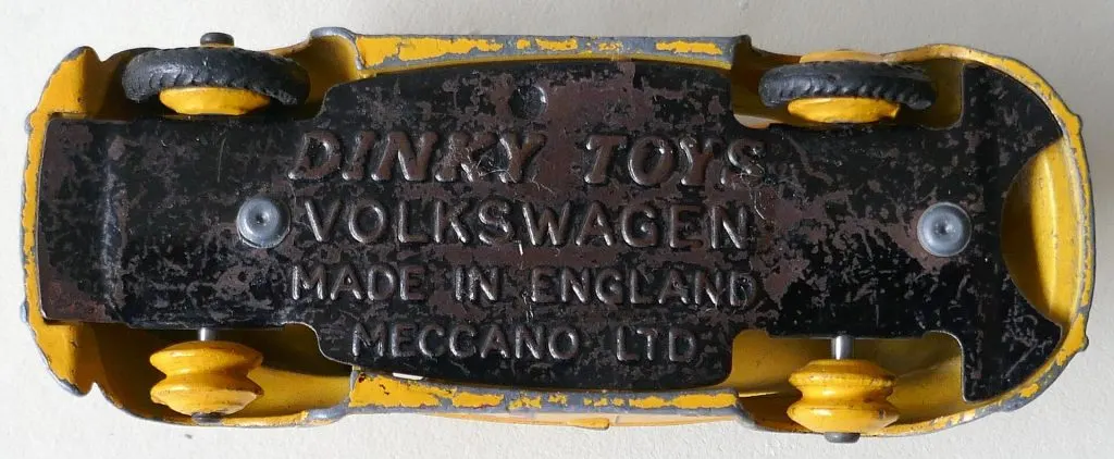 Dessous d'une Volkswagen Dinky Toys avec l'inscription Dinky Toys Volkswagen Made in England Meccano Ltd