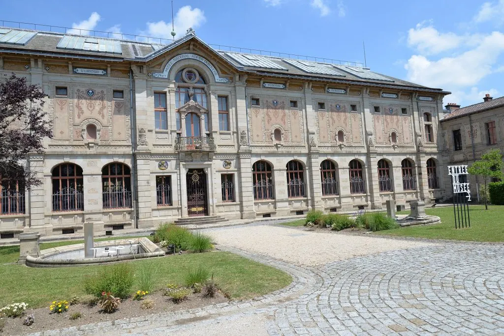 Façade du musée national Adrien Dubouché à Limoges, avec son jardin et sa cour pavée