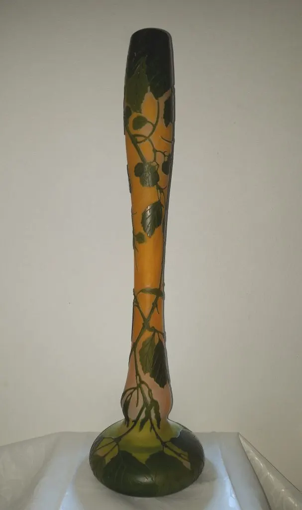 Haut vase soliflore Legras en verre multicouche orangé et vert gravé à l'acide de branches feuillues