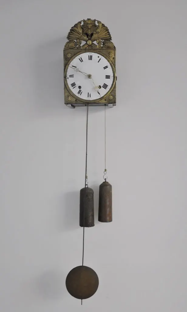 Horloge comtoise murale sans caisse avec fronton en laiton, cadran émaillé, deux poids et balancier