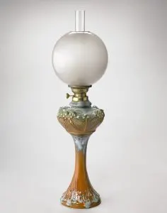 Lampe à pétrole Art nouveau en céramique glaçurée et laiton, globe en verre dépoli, manufacture Boulenger