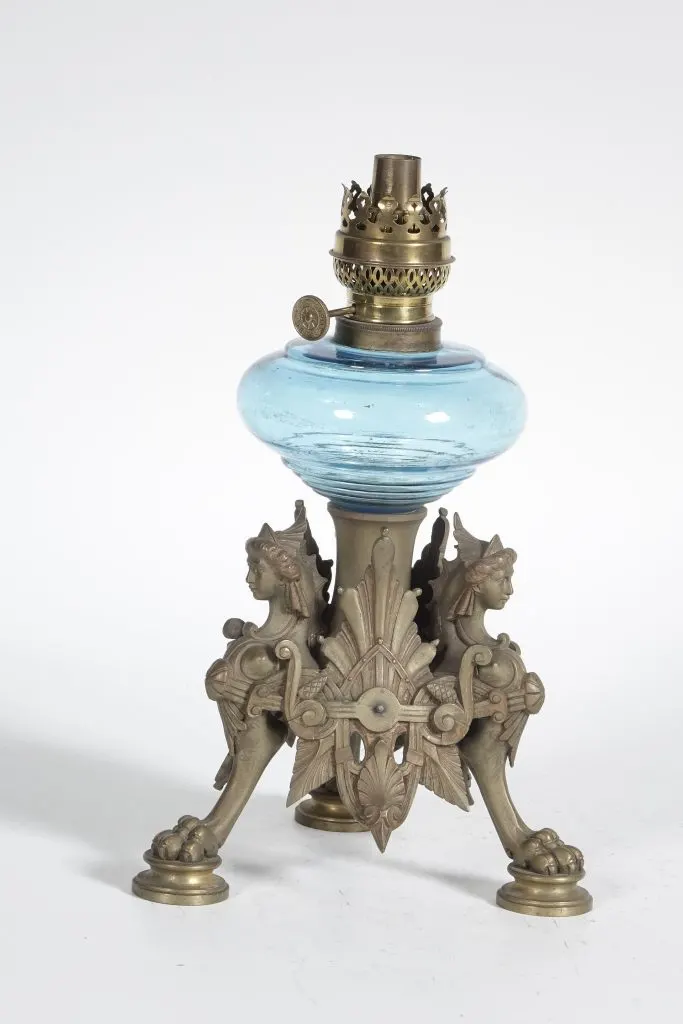 Lampe de salon en zinc coulé sur pied à griffes, réservoir en verre bleu et bec en laiton