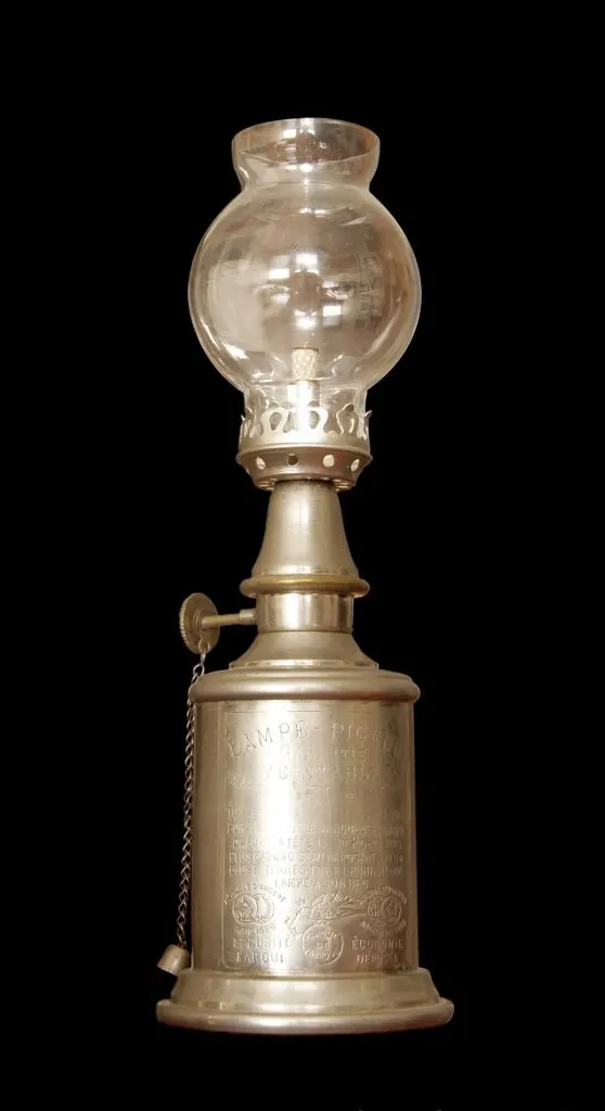Lampe Pigeon cylindrique en métal argenté avec son globe de verre, sur fond noir