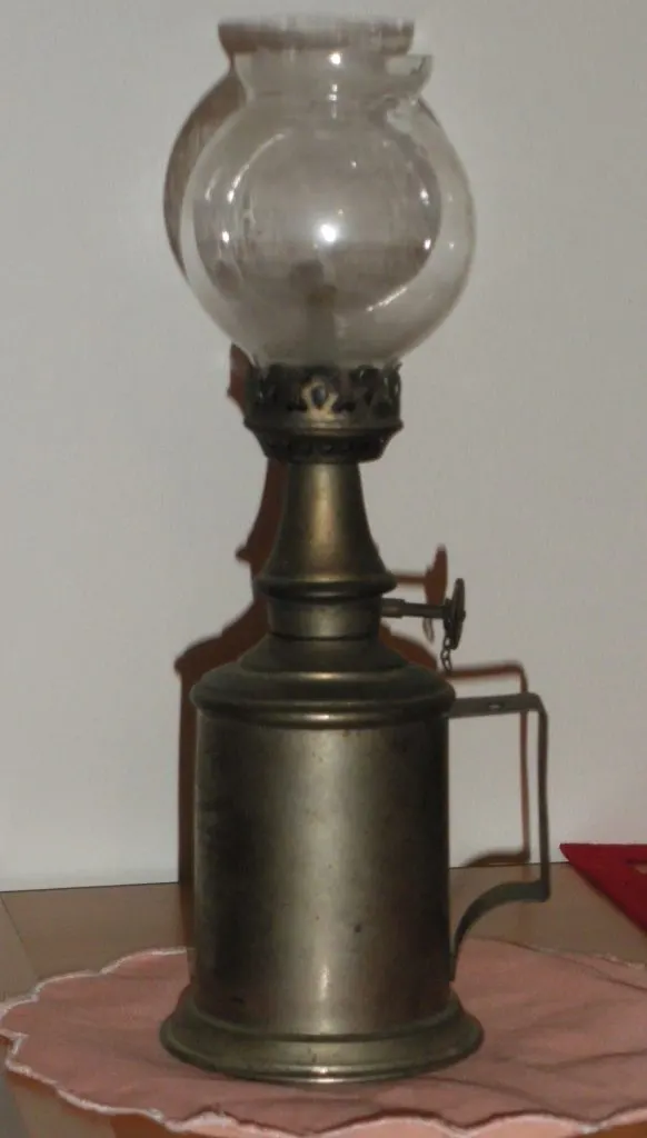 Lampe Pigeon en métal avec anse latérale, galerie ajourée et globe de verre transparent