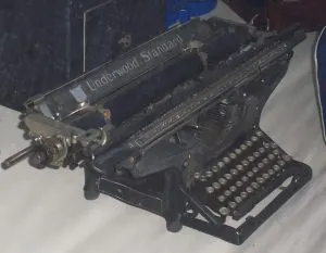 Machine à écrire ancienne Underwood Standard noire, vue de trois quarts avec son clavier à touches rondes