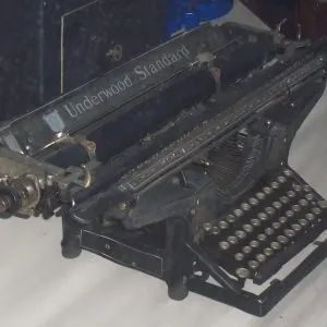 Machine à écrire ancienne Underwood Standard noire, vue de trois quarts avec son clavier à touches rondes