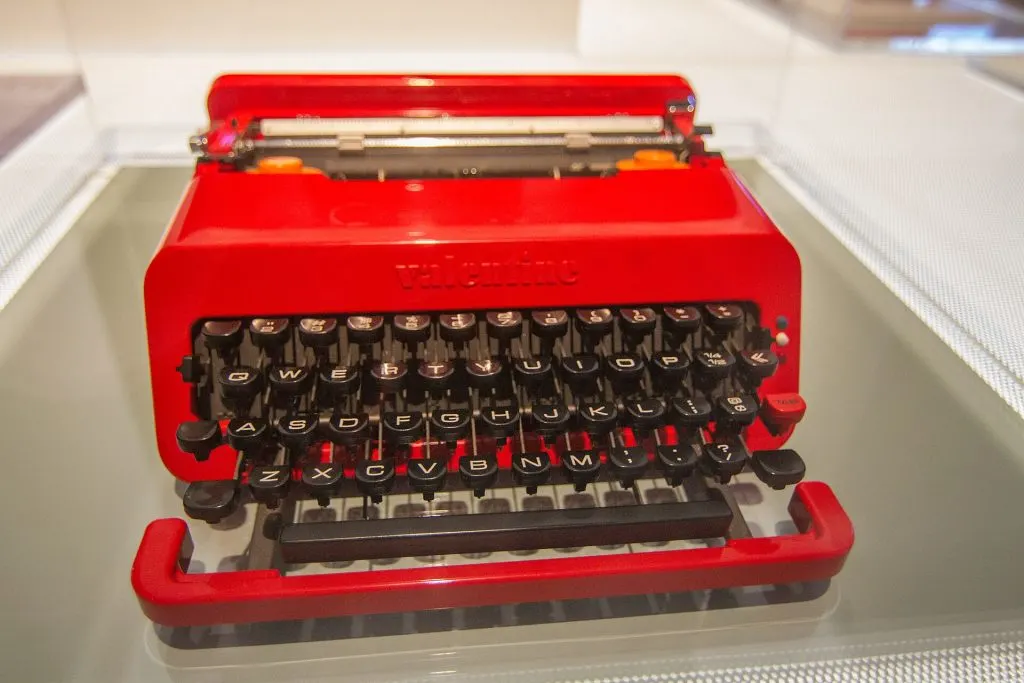Machine à écrire portable Olivetti Valentine en plastique rouge vif exposée dans une vitrine