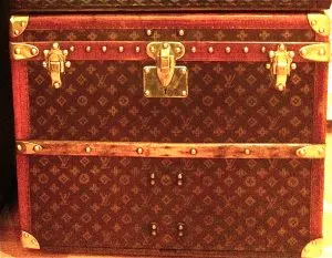 Malle Louis Vuitton en toile Monogram avec coins, serrure et fermoirs en laiton