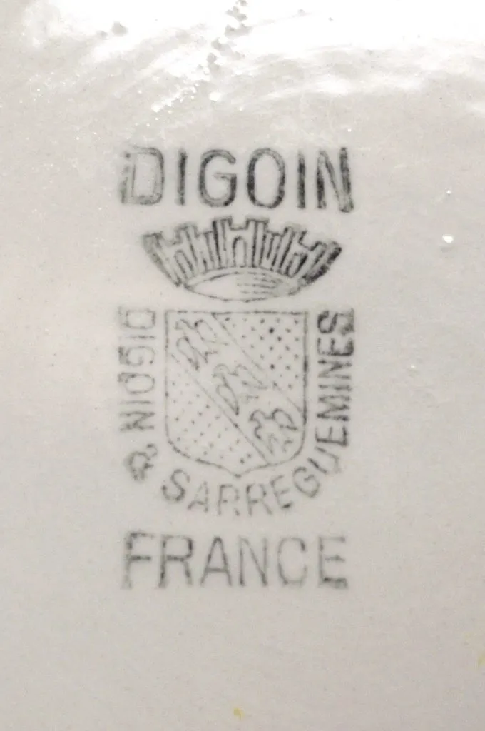 Marque imprimée Digoin, couronne et écusson entourés de Digoin & Sarreguemines France, au dos d'un saladier