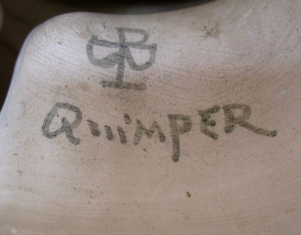 Marque PB en forme de trèfle et mot Quimper sous une faïence Porquier-Beau