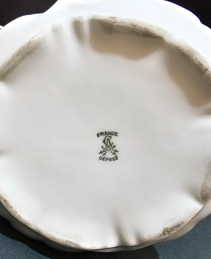 Marque verte France, monogramme CA et Déposé imprimée sous une pièce en porcelaine blanche
