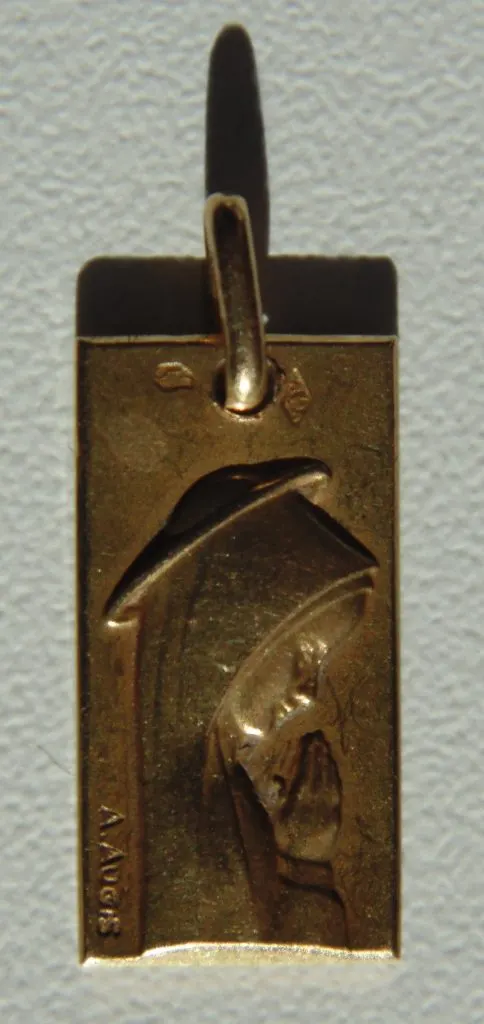 Médaille de baptême rectangulaire en or 18 carats portant deux petits poinçons