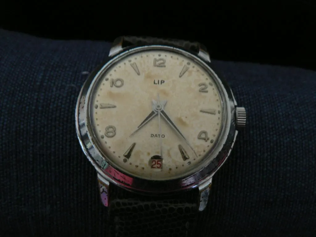 Montre-bracelet Lip ancienne à boîtier chromé, cadran patiné signé LIP et DATO, guichet de date à 6 heures
