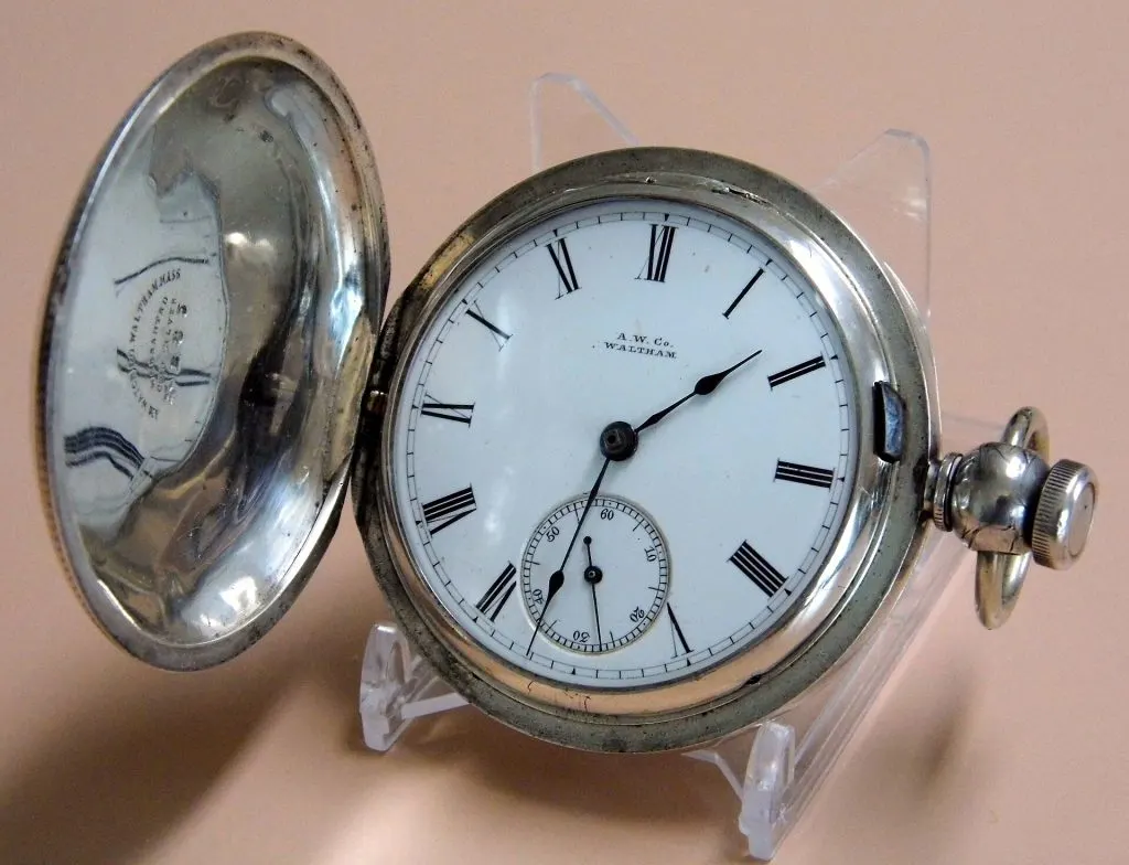 Montre de poche Waltham en argent, boîtier savonnette ouvert sur un cadran émaillé blanc à chiffres romains
