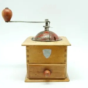 Moulin à café Peugeot cubique en bois clair, avec plaque en laiton, tiroir et manivelle à poignée rouge