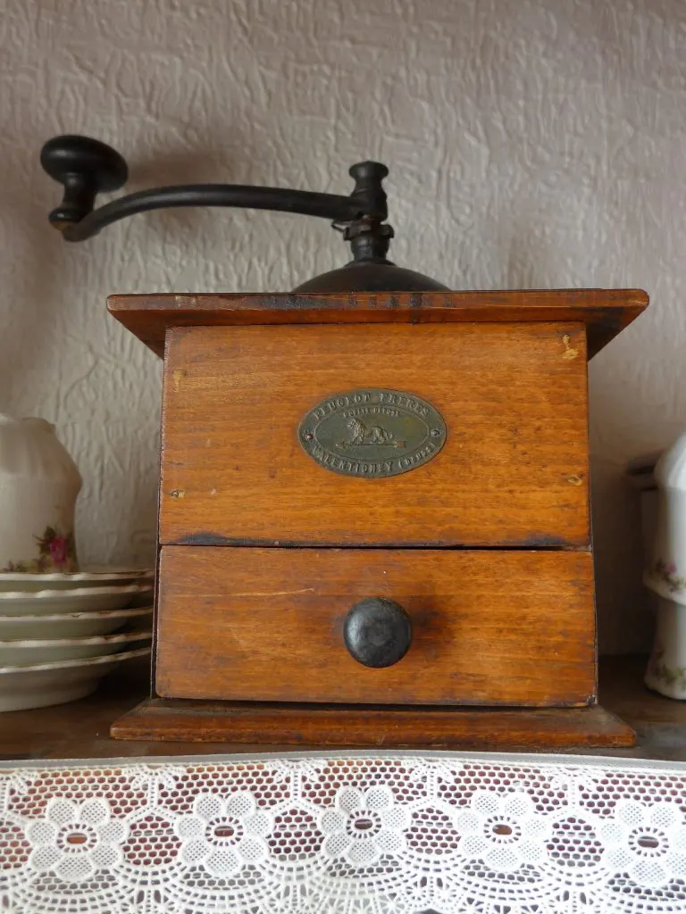 Moulin à café Peugeot cubique en bois foncé, plaque ovale en laiton et tiroir à bouton