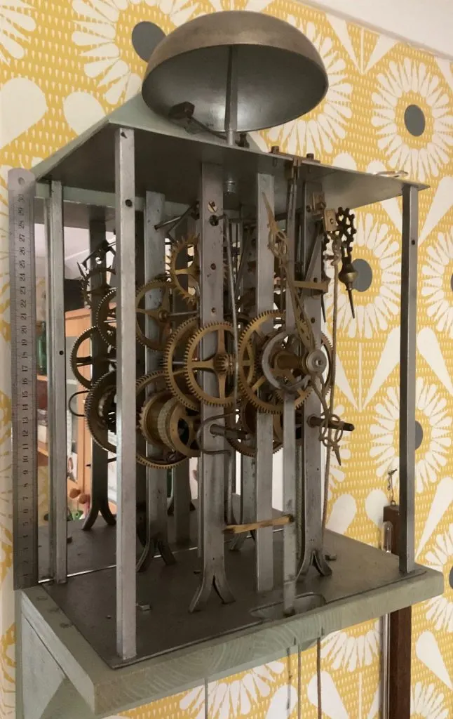 Mouvement de comtoise en cage de fer avec ses rouages en laiton et son timbre au sommet