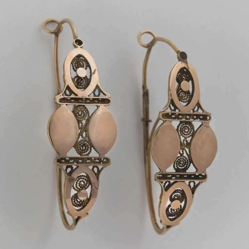 Paire de boucles d'oreilles anciennes en or ajouré à décor de filigrane