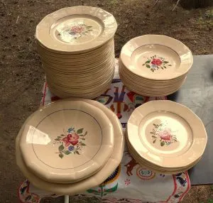 Piles d'assiettes plates et creuses Digoin Sarreguemines à décor de fleurs, modèle 9177, sur une table