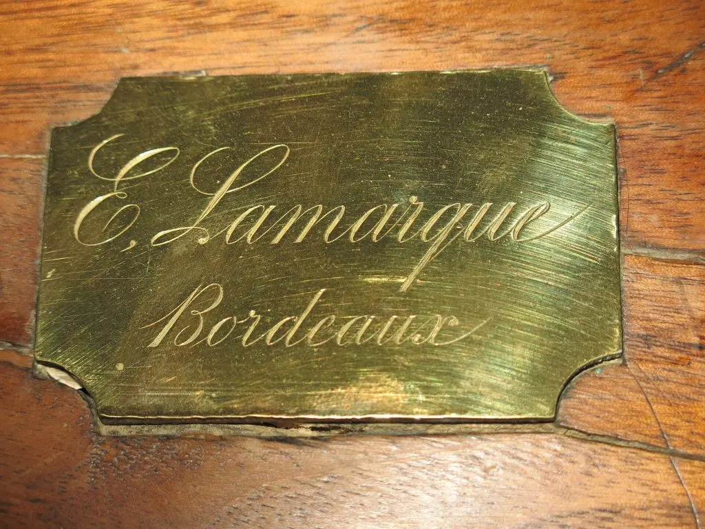 Plaque en laiton gravée E. Lamarque Bordeaux incrustée dans le bois d'une malle en camphrier