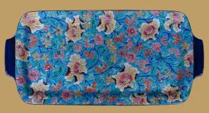Plat à cake rectangulaire en émaux de Longwy, décor de fleurs polychromes cernées de noir sur fond bleu turquoise