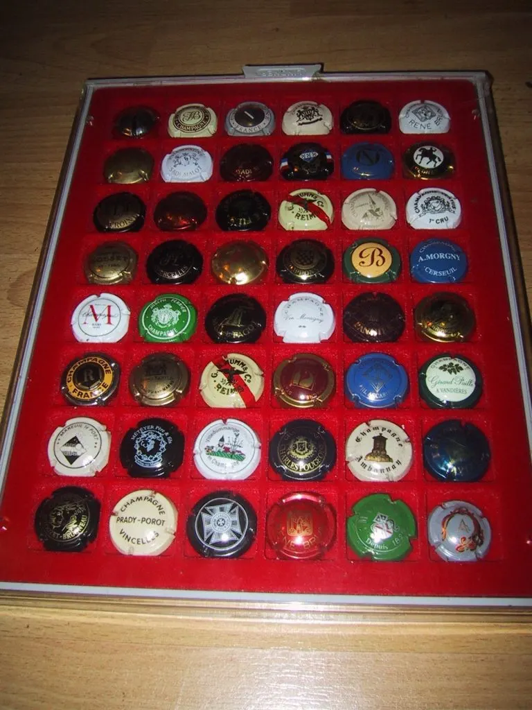 Présentoir en bois en forme de bouchon de champagne garni de capsules colorées