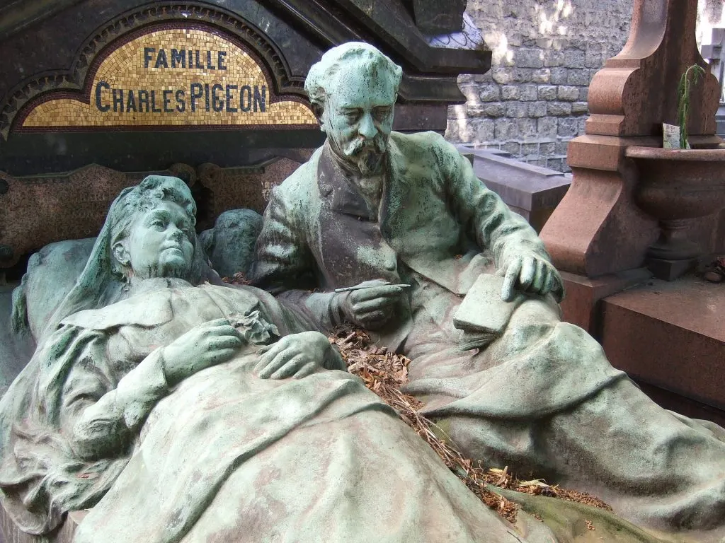 Sculpture en bronze de Charles Pigeon et de son épouse sur leur tombe au cimetière du Montparnasse