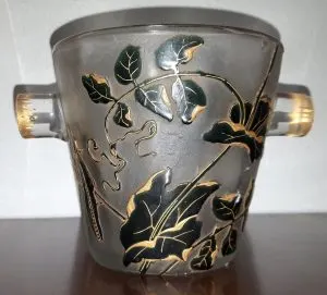 Seau à glaçons en verre givré Legras à deux anses, décor de feuillages émaillés noirs rehaussés d'or