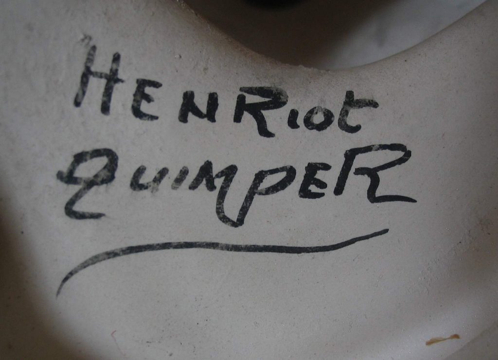 Signature Henriot Quimper peinte à la main sous une faïence