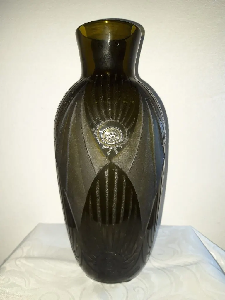 Vase Legras Art déco en verre vert sombre gravé à la roue d'un motif géométrique rayonnant