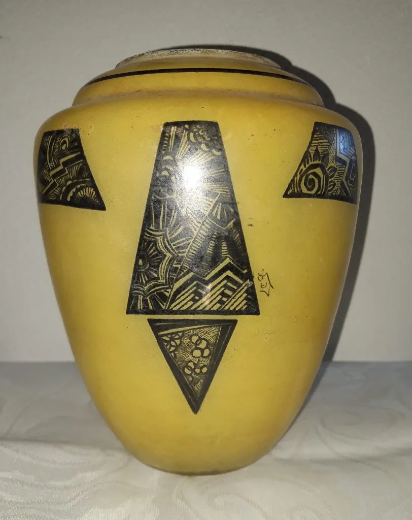 Vase ovoïde Legras en verre jaune à décor géométrique noir de triangles